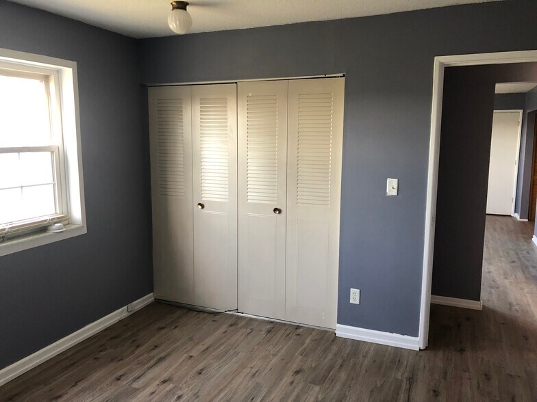 Building Photo - 1120 E 6th St apt 3