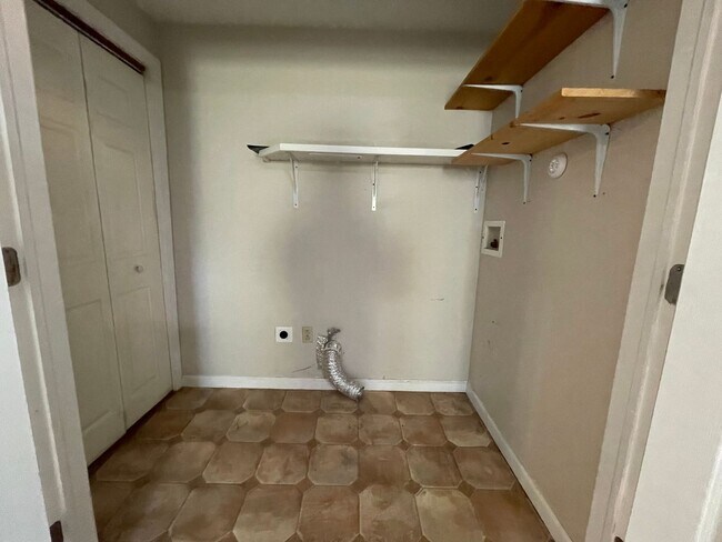 Building Photo - Spacious, two-story 3-bedroom apartment in Adams!