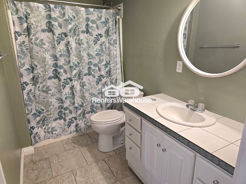 Building Photo - 999 Castlewood Dr