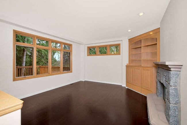 Building Photo - Large 4 Bedroom Home in Marymoor Hill