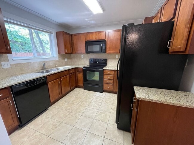 Building Photo - Sweet Spot in Carrboro! Inviting, updated 3br 2ba condo...Walk to Weaver St. & minutes to UNC