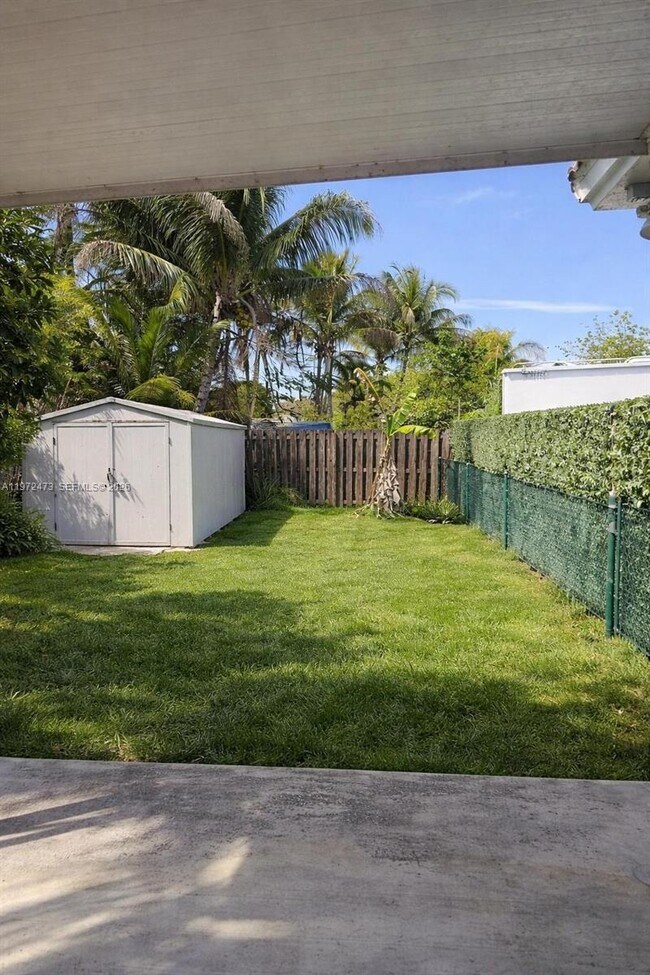 Building Photo - 718 SE 12th Ter