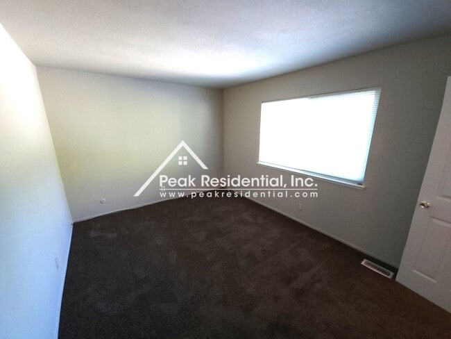 Building Photo - Updated 2bd/1ba Foothill Farms Condo with Carport