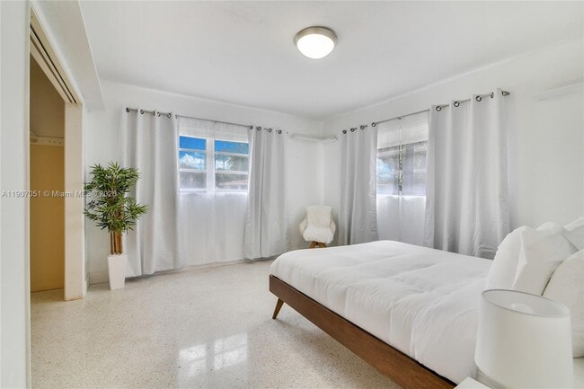 Building Photo - 2901 NW 9th Terrace