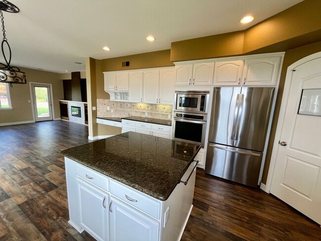 Building Photo - Carlsbad 4 bedroom Stunner on Cul-de-sac w...