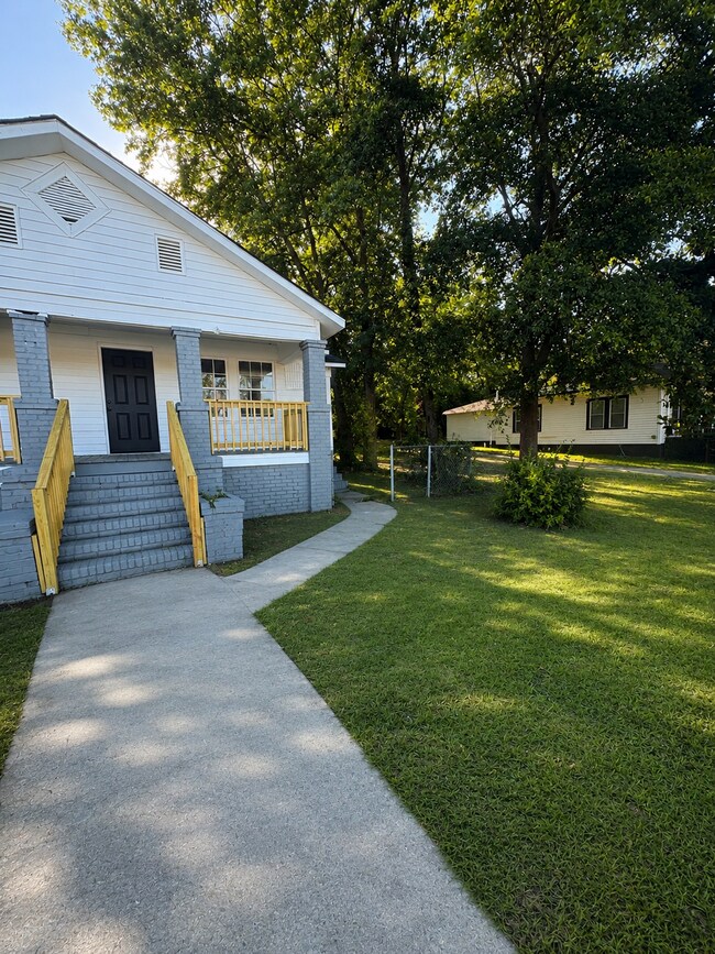 Building Photo - 3840 Napier Ave