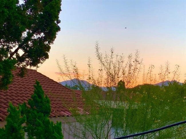 Building Photo - Beautiful Updated 2Br/2/Ba + Den W/ detach...