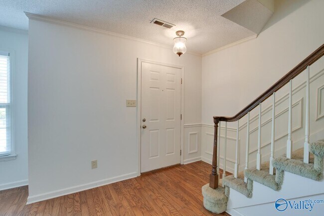 Building Photo - 1008 Heatherwood Dr SE