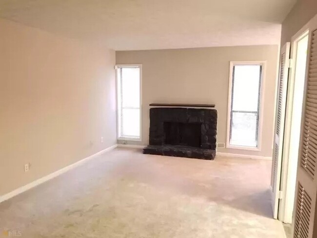 Building Photo - Room in 2 Bedroom Condo at Roberts Dr