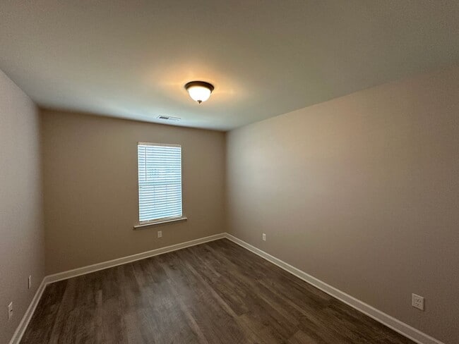 Building Photo - Available NOW in Southaven! Like New 3 BR/...