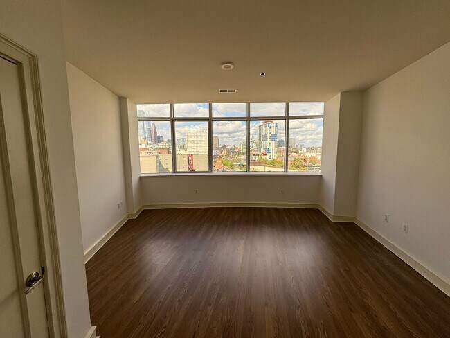 Building Photo - Large 1-bed 1-bath Condo at Metro Club