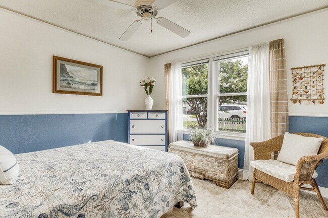 Building Photo - Adorable Navy Point Cottage!