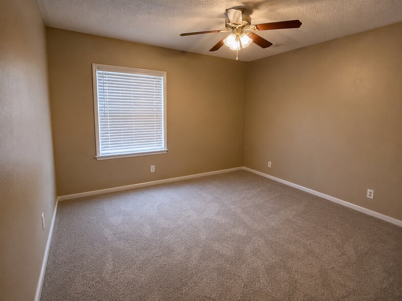 Building Photo - 1220 Oakplace Dr SW