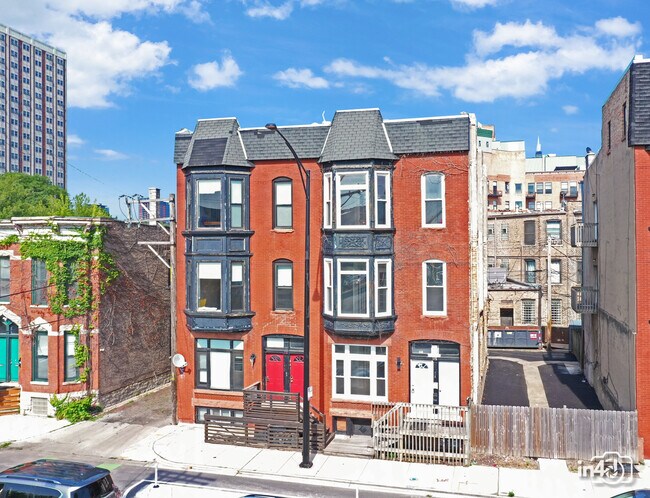 Building Photo - 115 S Paulina St