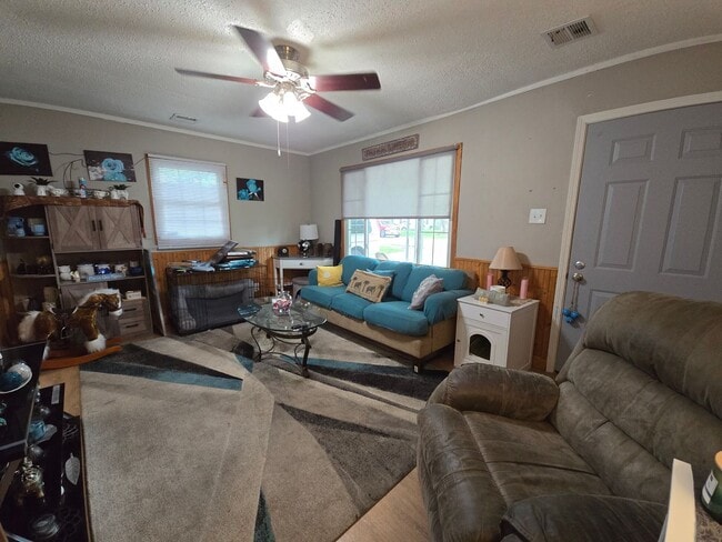 Building Photo - Centrally Located 2-Bed Home with Garage &...