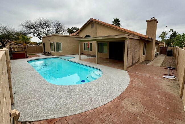Building Photo - Welcome to this stunning 4 bedroom, 2 bath...