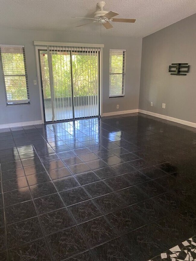 Building Photo - 3 Bedroom, 2 bathroom House in Lakewood Pa...