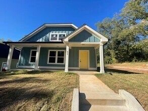 Building Photo - 5 Bed Home Available August 2026!