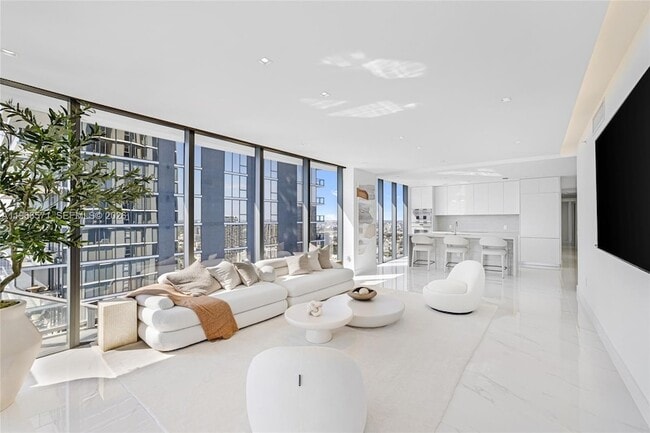 Building Photo - 700 NE 24th St