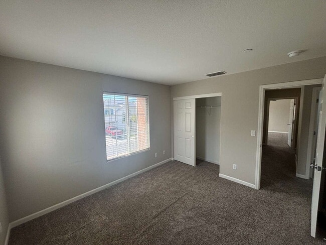 Building Photo - Spectacular 3 bed 2.5 bath home in Lincoln Crossing