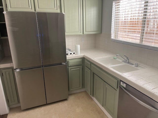 Kitchen - 1416 S Barrington Ave