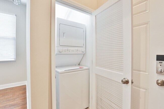 Building Photo - Gorgeous 1Bed in Logan Square! Condo Quality! In-Unit Laundry! Central Air! Stainless Steel!