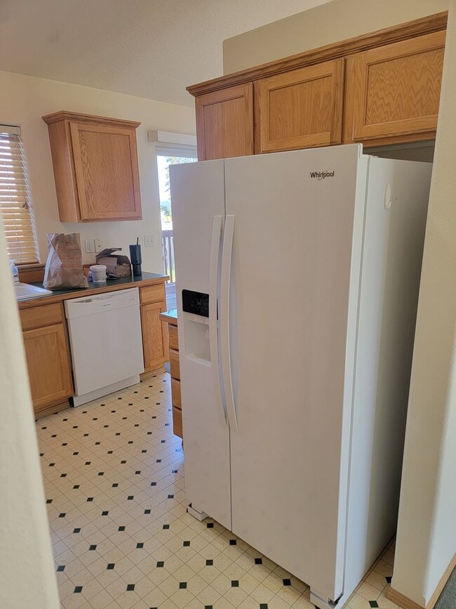 Building Photo - *MOVE IN SPECIAL * 1ST FULL MONTH FREE* 3 Bedroom Home North End Of Northwood - Great Location