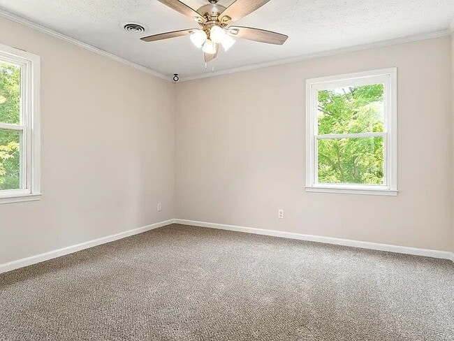 Building Photo - 1409 Robert Ln