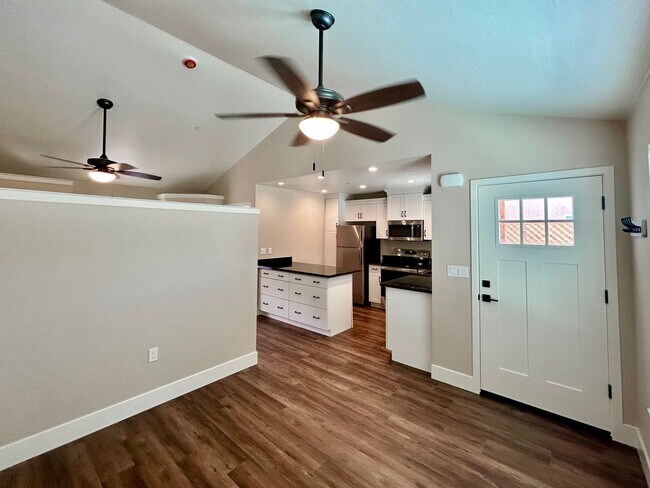 Building Photo - $1,595 Clovis Cottage,  1 Bed / 1 bath - 5th & Sunnyside Ave. / Solar Included!