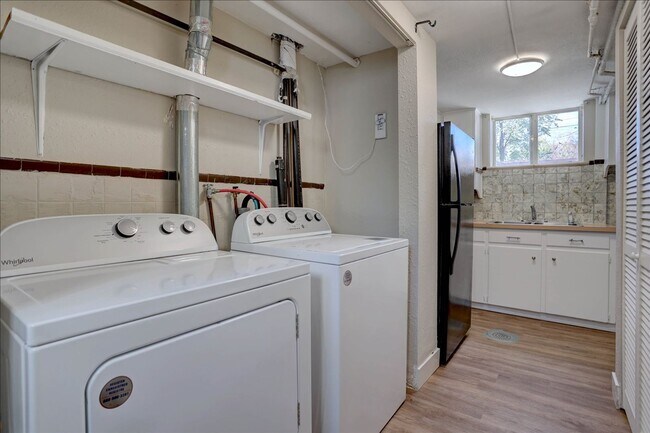 Building Photo - Spacious Sunnyside Bungalow, Finished Base...