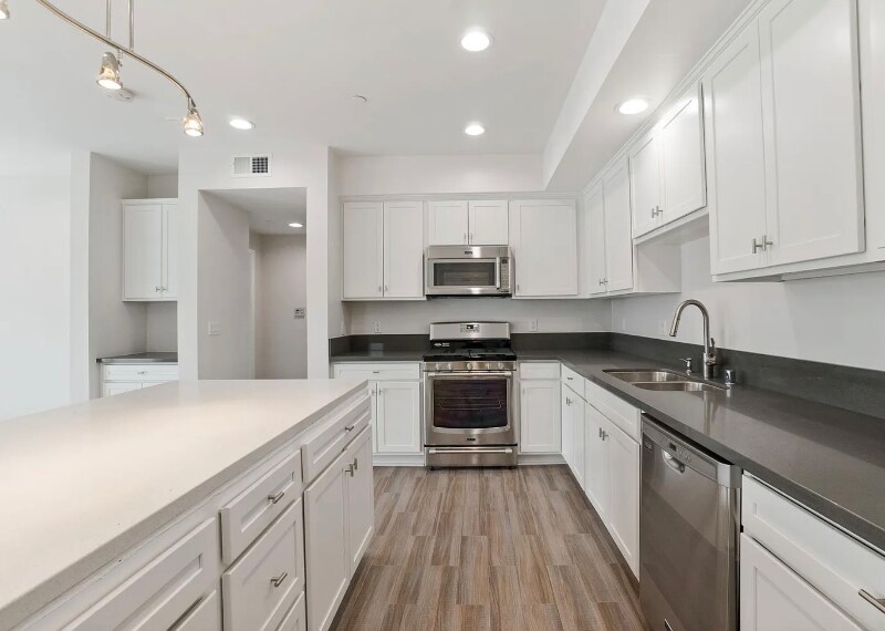 Building Photo - 5432 Hermitage Ave