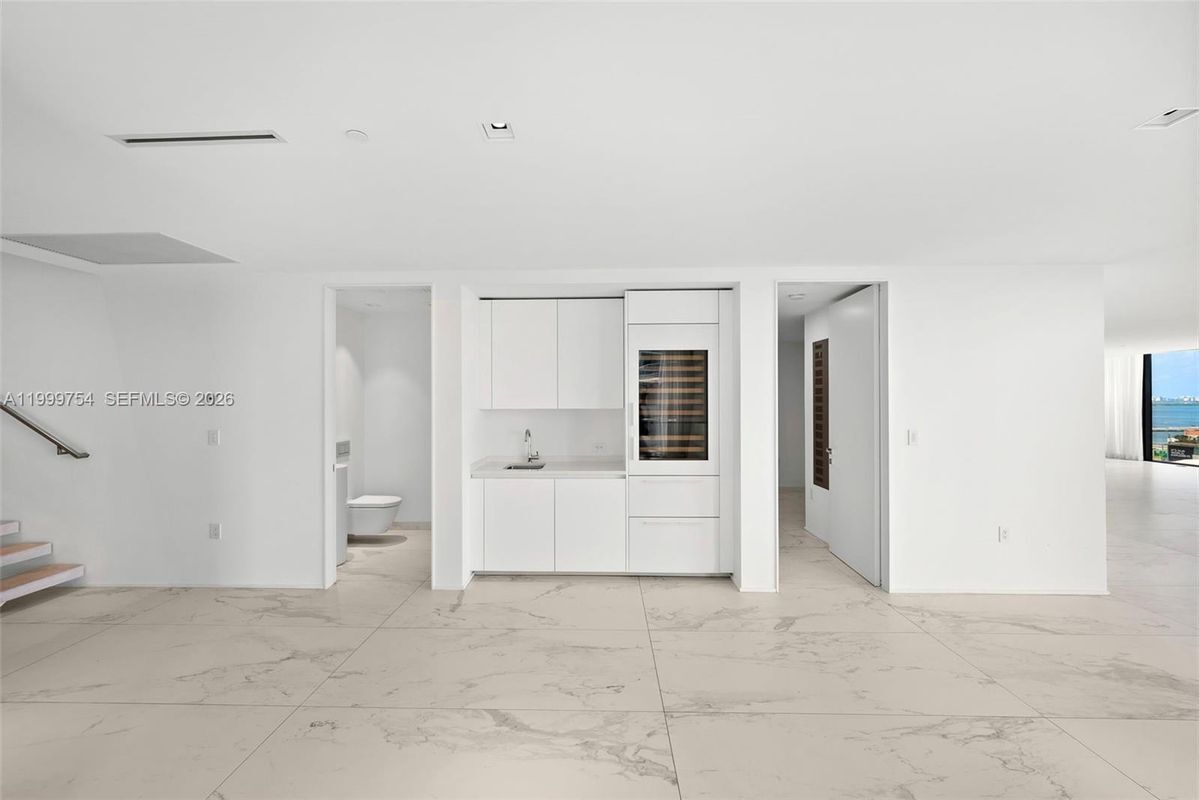 Building Photo - 1000 Biscayne Blvd