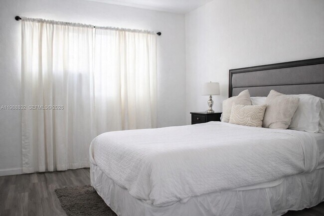 Building Photo - 6250 NW Miami Pl