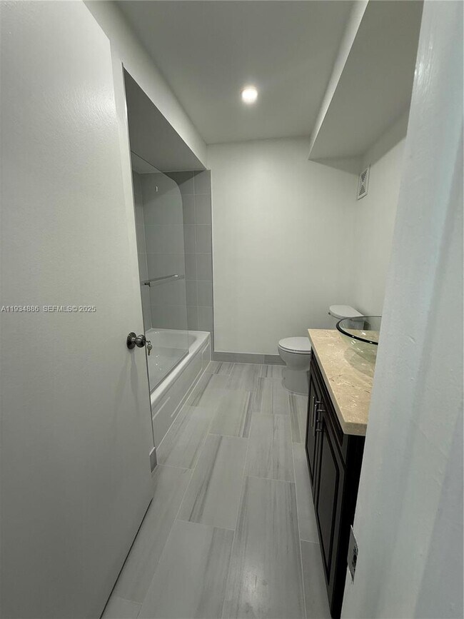 Building Photo - 210 Lakeview Dr