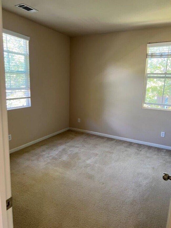 Building Photo - Modern 3 Bedroom 2 Bath 2 Story Vacaville Pets OK *Star Rentals