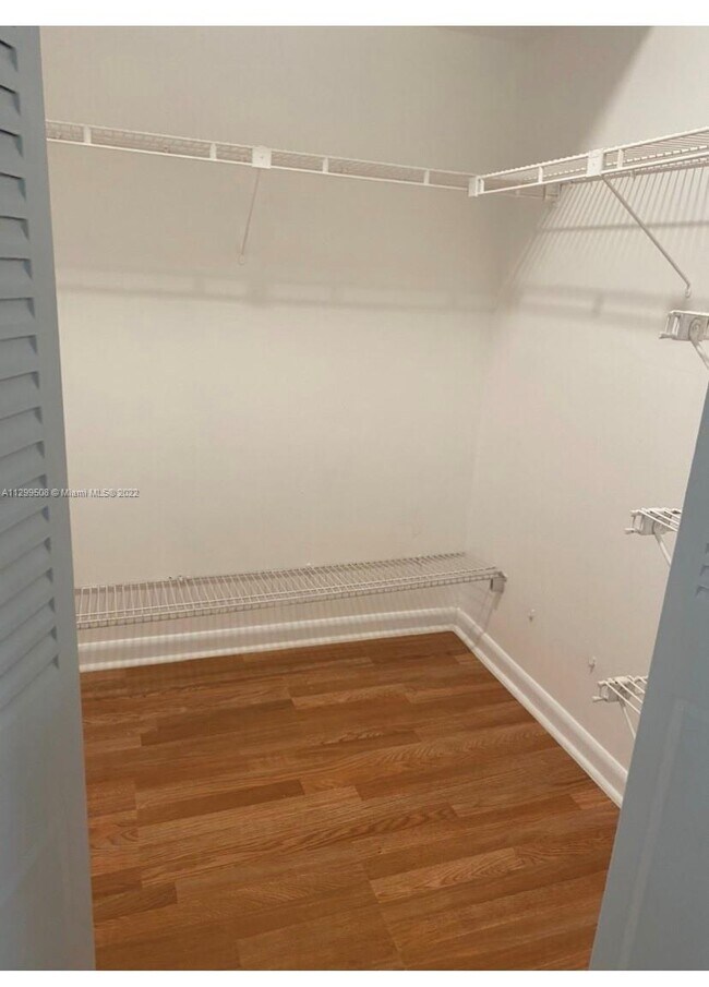 Building Photo - 447 NE 195th St