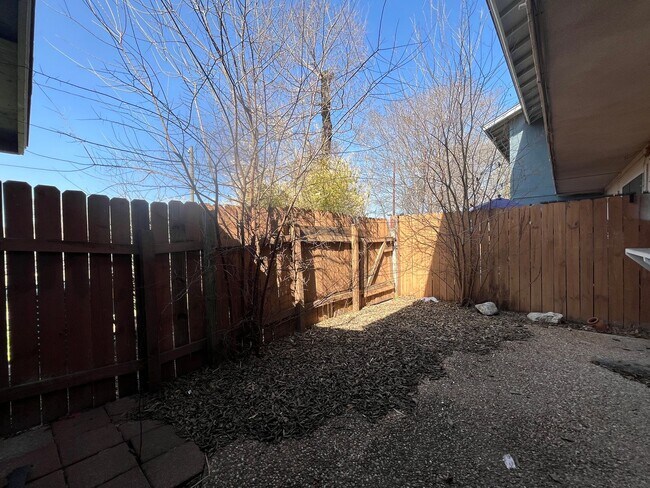 Building Photo - 2 Bedrooms in Great Dove Springs Location