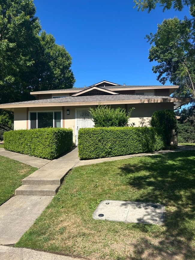 Building Photo - Lovely 2 bedroom 1 bath condo #1 unit