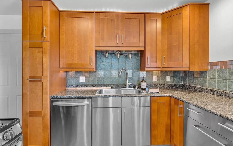 Building Photo - Beautiful Lakewood ranch-style home near Jackson Park