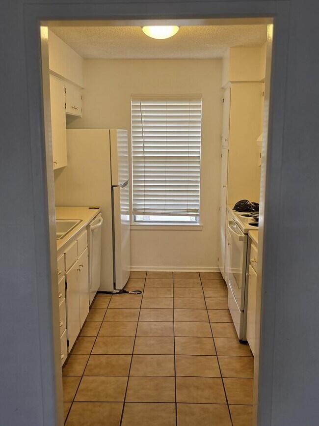 Building Photo - 3220 Tanglewood Ln