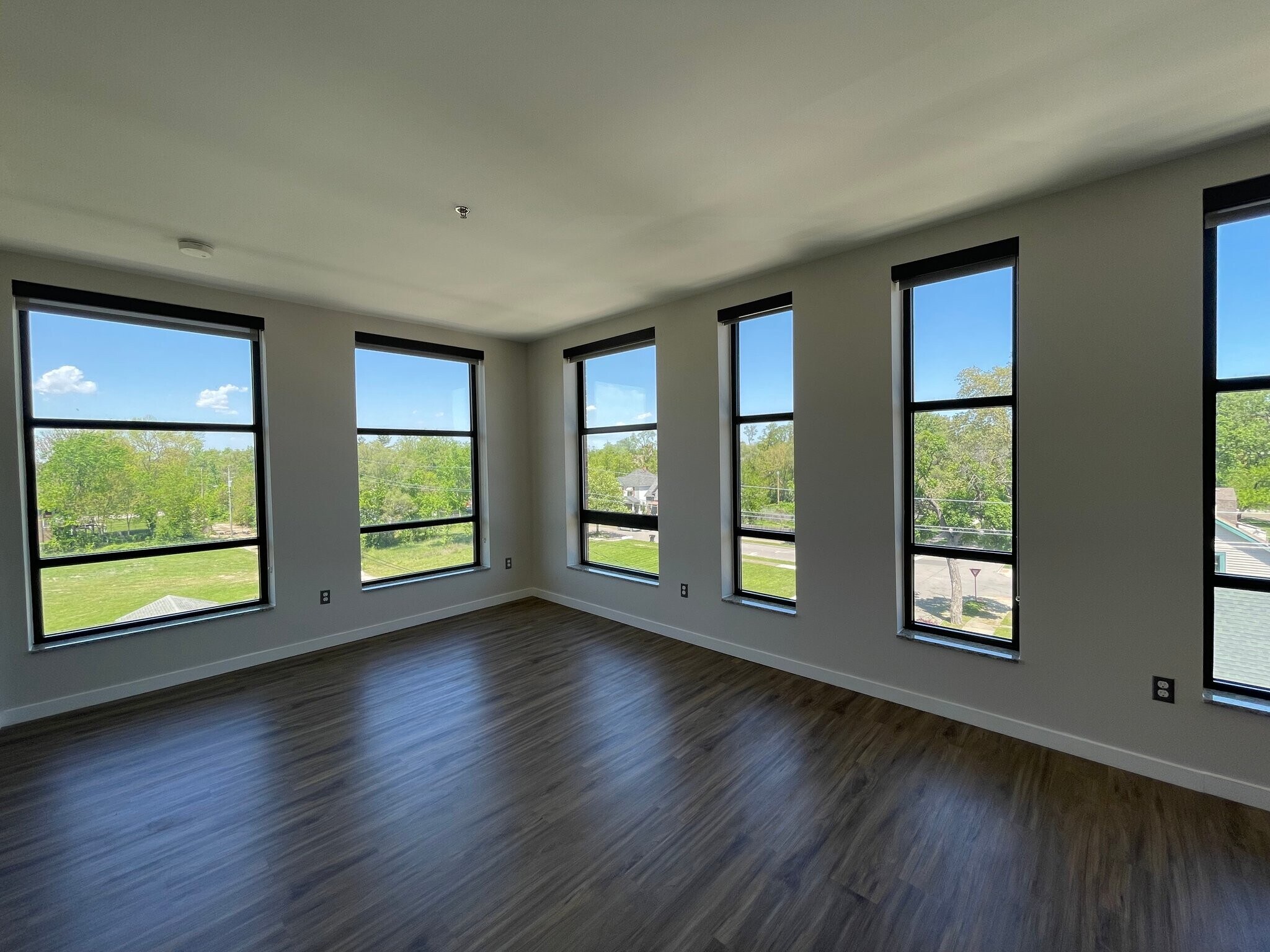 Building Photo - 8001 Kercheval Ave