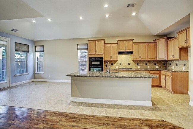 Building Photo - 11022 Avery Oaks Ln
