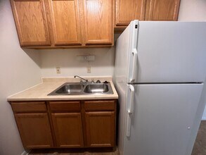 Building Photo - 2 Bedroom 1 Bathroom Garden Apartment Available