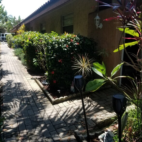 walkway to parking lot - 1475 Curlew Ave