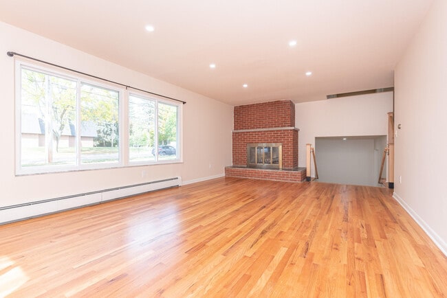 Building Photo - 1520 Traver Rd