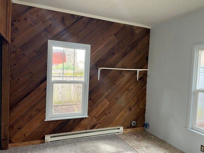 Building Photo - Beautifully updated 3 bedroom 1 bath duple...