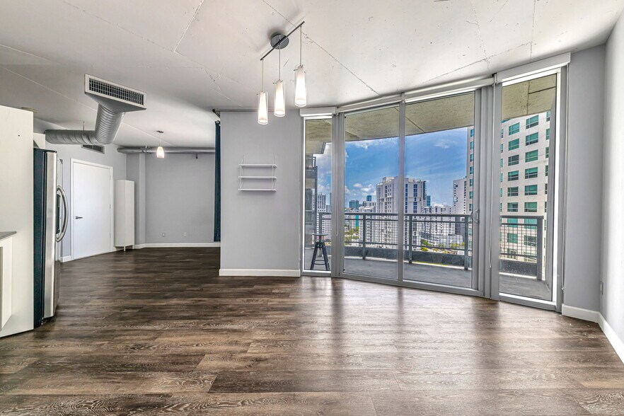 Building Photo - 690 SW 1st Ct