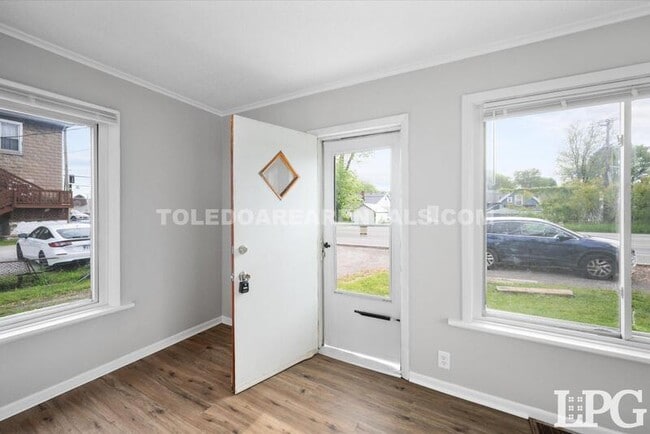 Building Photo - 5520 N Summit St