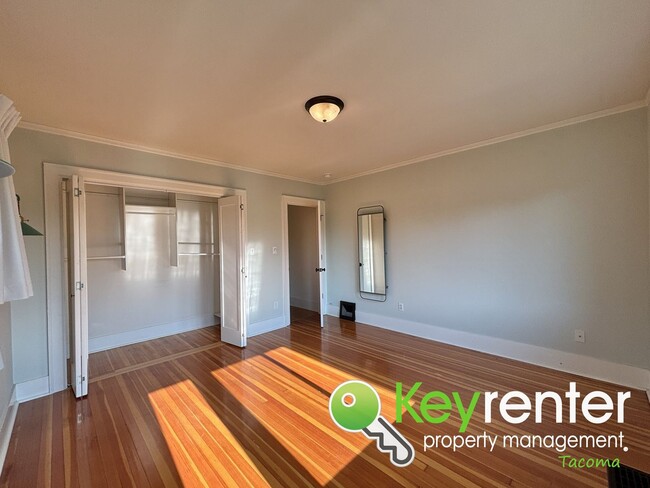 Building Photo - Spacious Craftsman in Lincoln District wit...