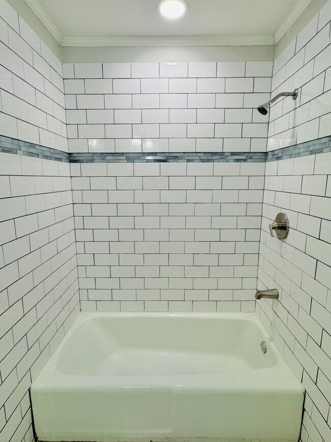 Building Photo - Inviting 3-Bedroom, 1.5-bath